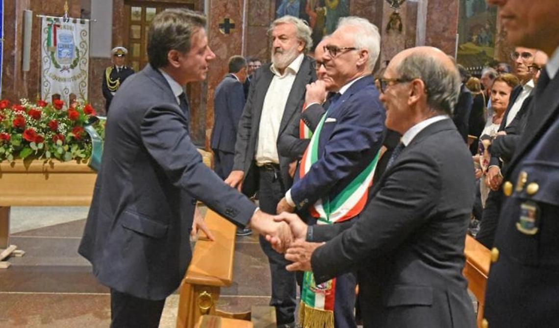 Tanta gente ai funerali del papà di Conte che ne ha sottolineato «l'impegno e l'amore per la comunità»