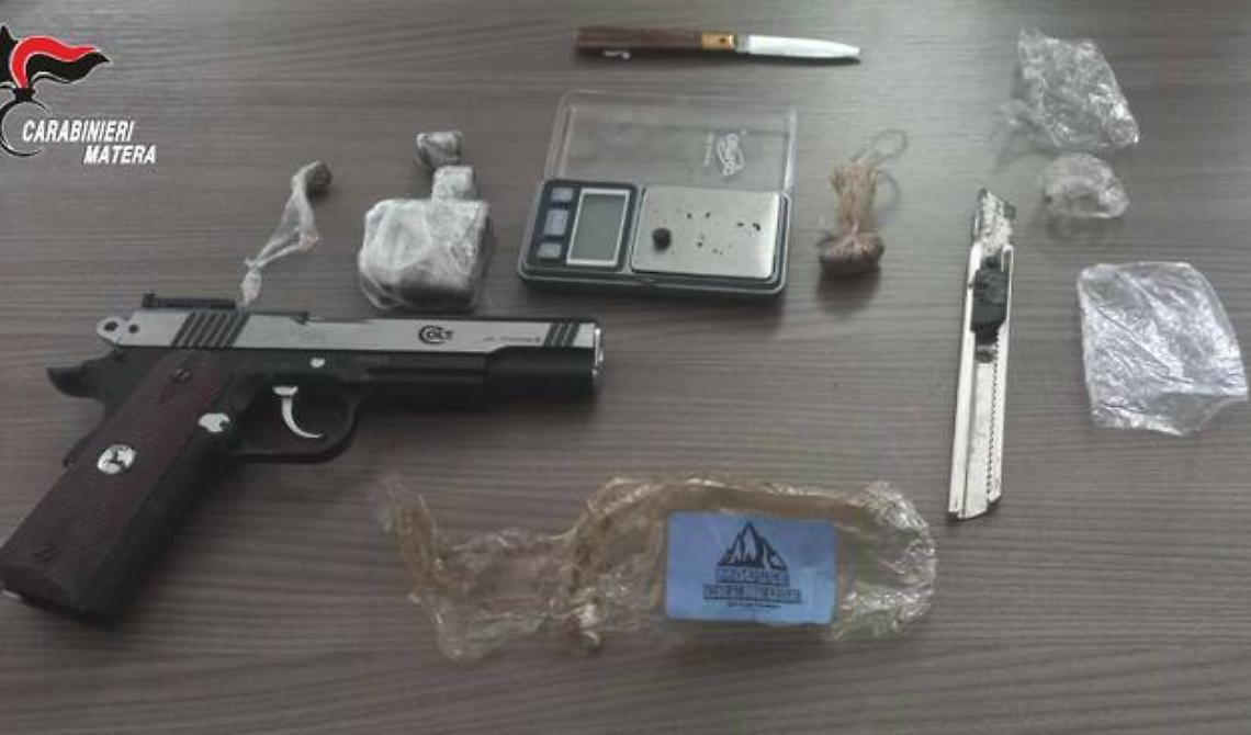 Droga, minacce e pistola ad aria compressa: 21enne ai domiciliari nel Materano 