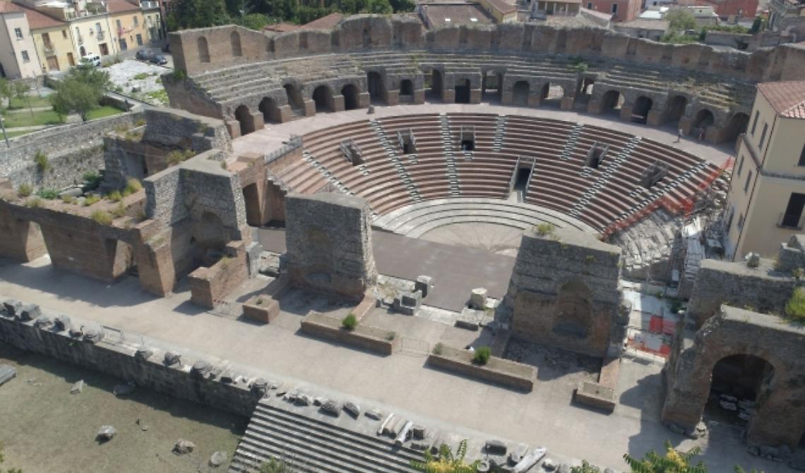 Nell'arena degli infoiati per il duello tra Musk e Zuckerberg ci mancava Mastella, che offre il Teatro Romano di Benevento