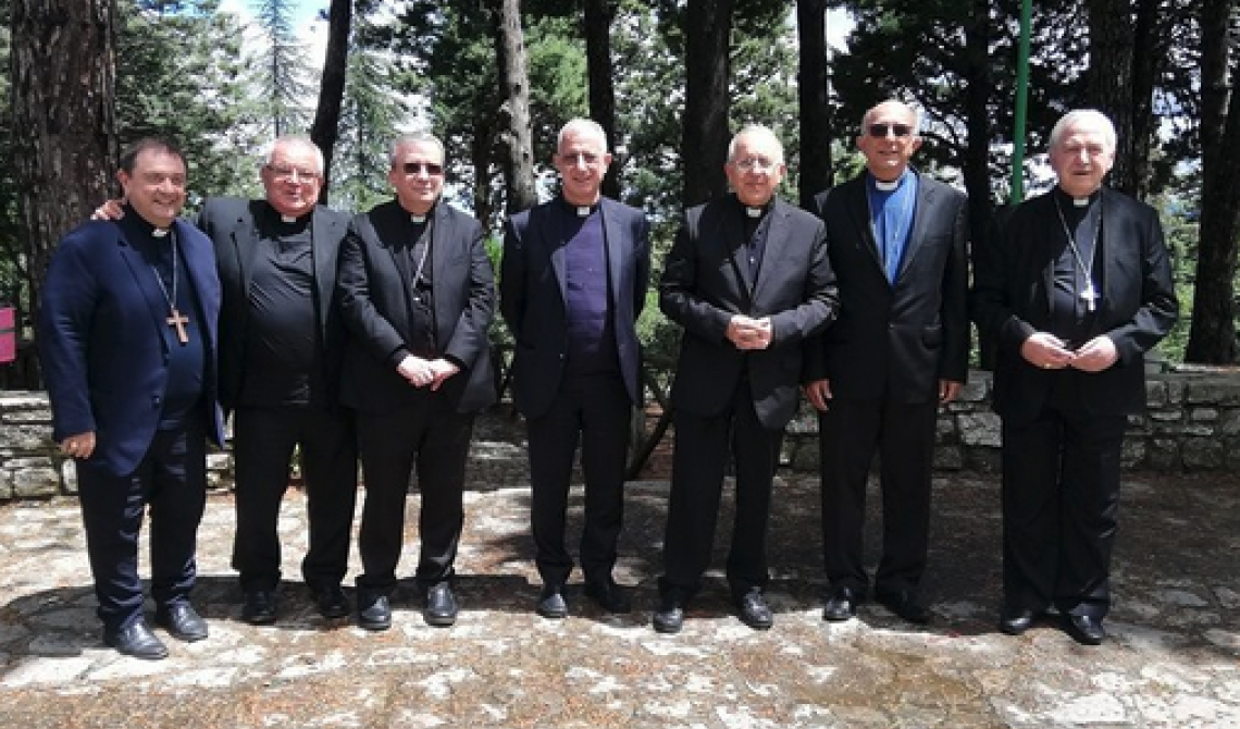 Il centrosinistra ha un problemone, i vescovi si sfilano e lasciano i dem e Speranza col cerino in mano: «Non esiste la lista dei vescovi»