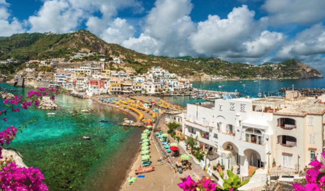 Viaggio lungo le coste della Campania e della Grande Lucania e del loro sogno del mare d'inverno. Ischia