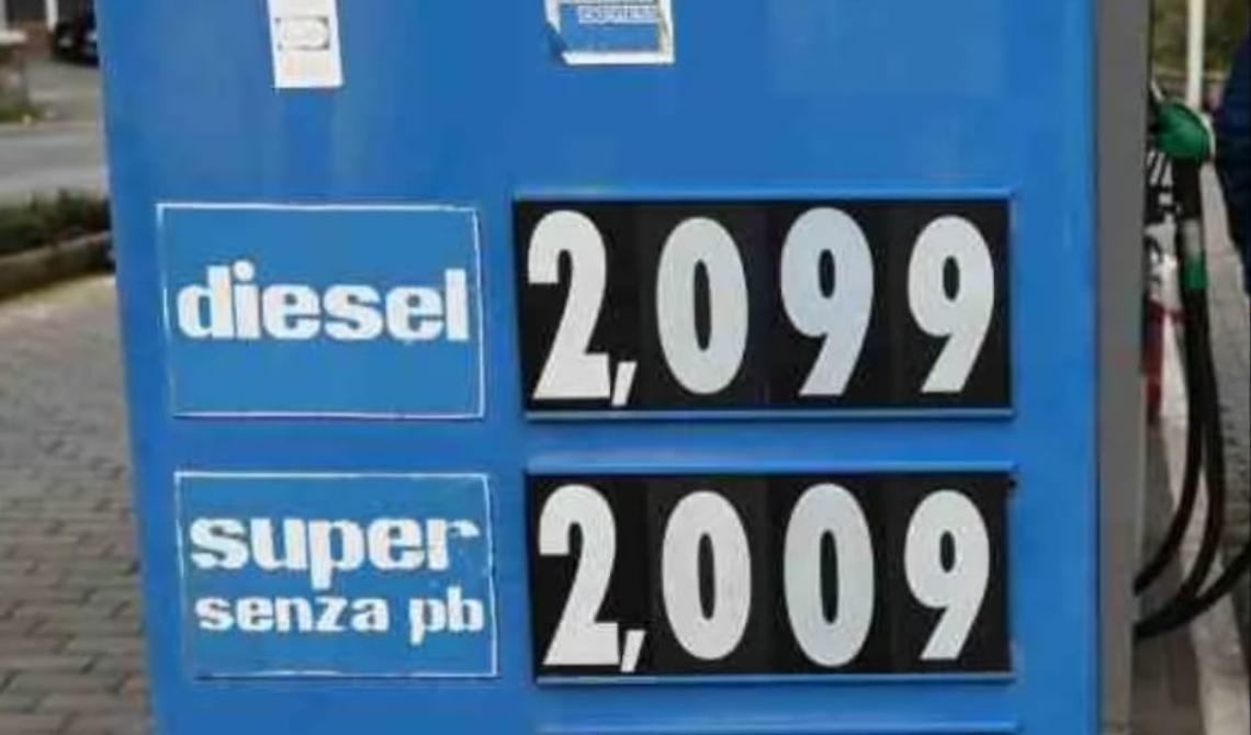 Caro benzina, operazione verità di Federcontribuenti: "Metà del tuo pieno va in tasse allo Stato"