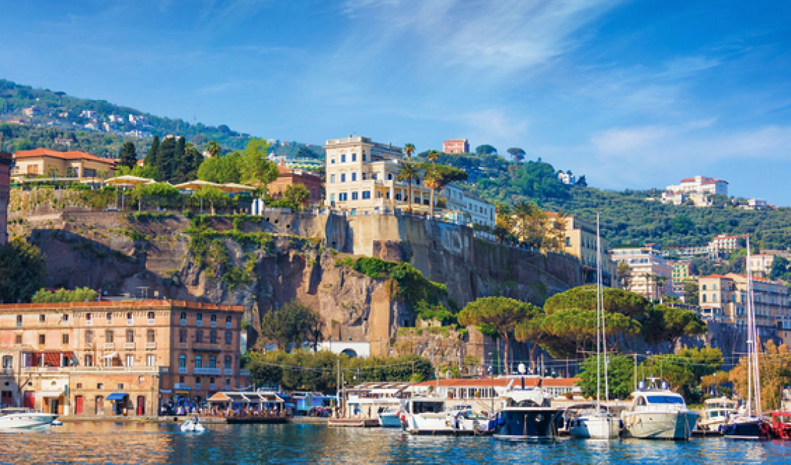 Viaggio lungo le coste della Campania e della Grande Lucania e del loro sogno del mare d'inverno. Sorrento e l'essenza della Penisola