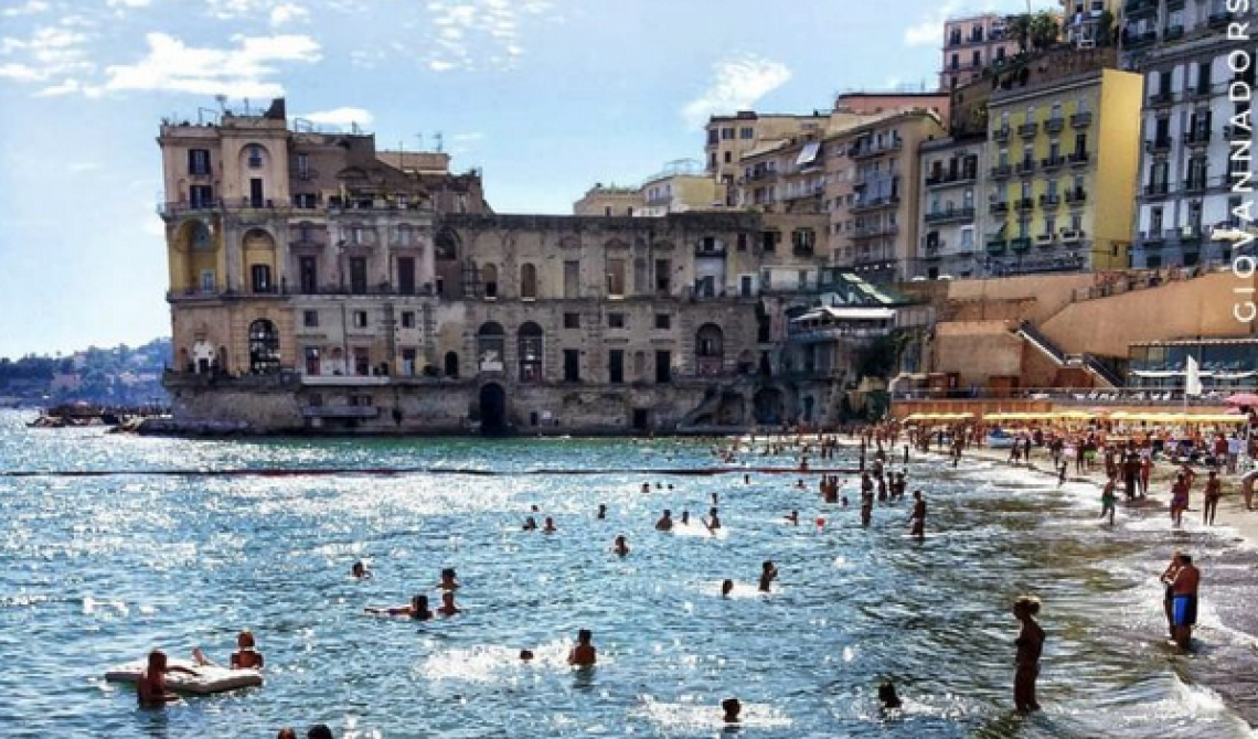 Viaggio lungo le coste della Campania e della Grande Lucania e del loro sogno del mare d'inverno. Napoli, la sirena che si fece città