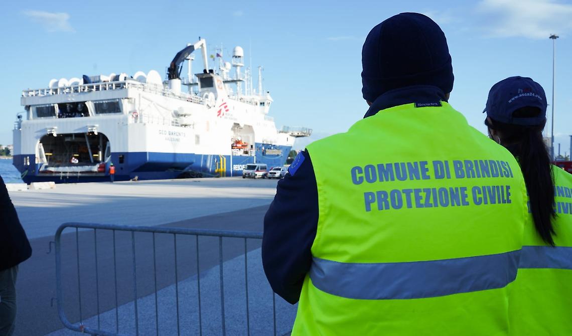 La Geo Barents a Brindisi con altri 168 migranti, di cui 110  bambini non accompagnati: 107mila le persone sbarcate in Italia in 7 mesi