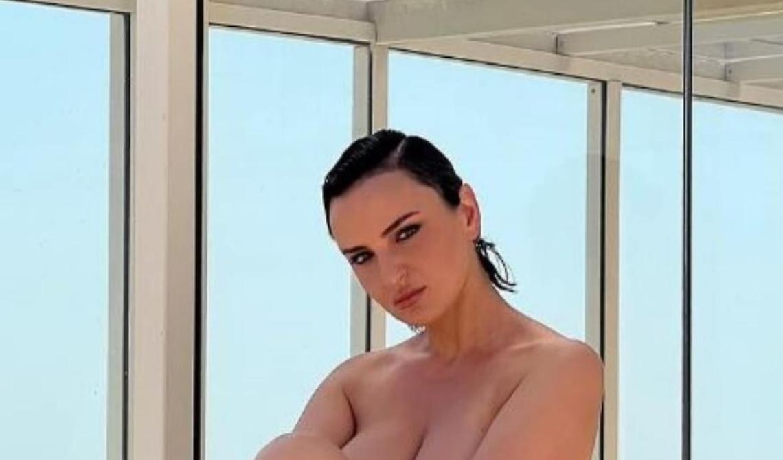 Arisa posa nuda su Instagram: "Cerco marito, si offrono verità, corpo, anima, cervello"