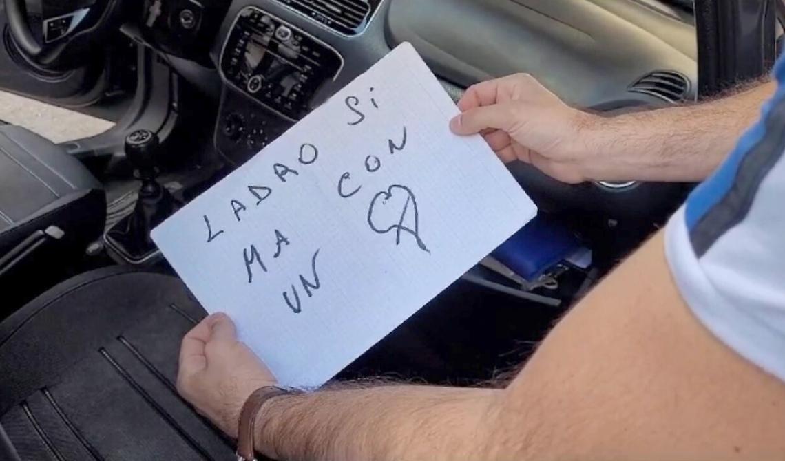Ruba l'auto agli sposi e poi la restituisce come "regalo" di nozze: «ladro si, ma con un cuore»