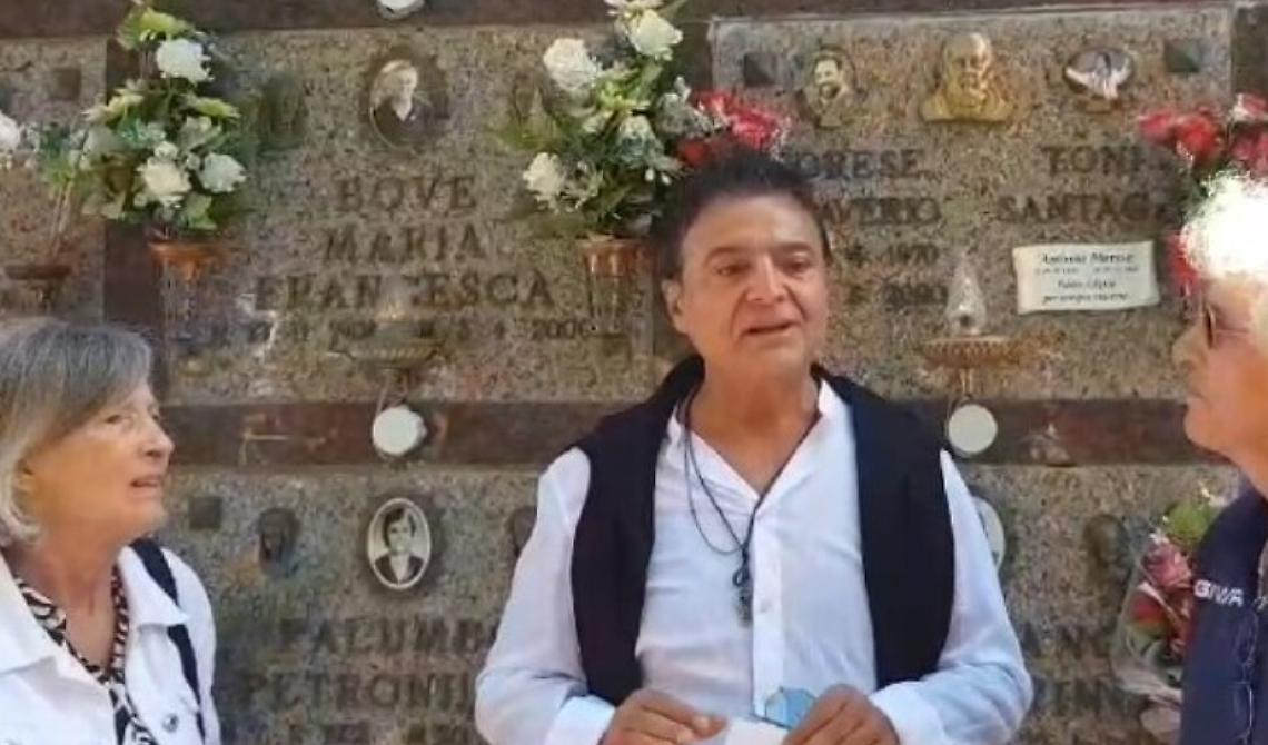 A Sant'Agata di Puglia la nazionale attori canta sulla tomba di Toni Santagata: «Con gli amici a perdifiato in libertà. E i tuoi amici sono qua»