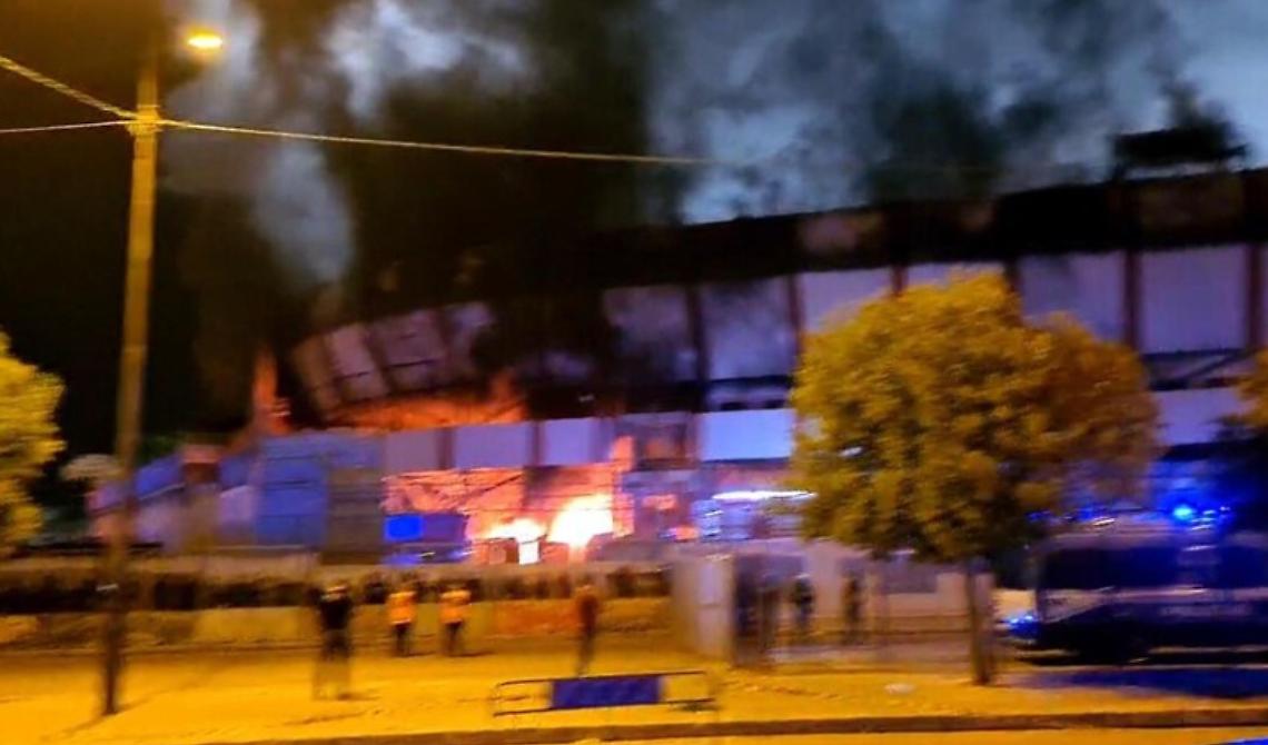 A fuoco lo stadio di Taranto, dito puntato sui tifosi del Foggia