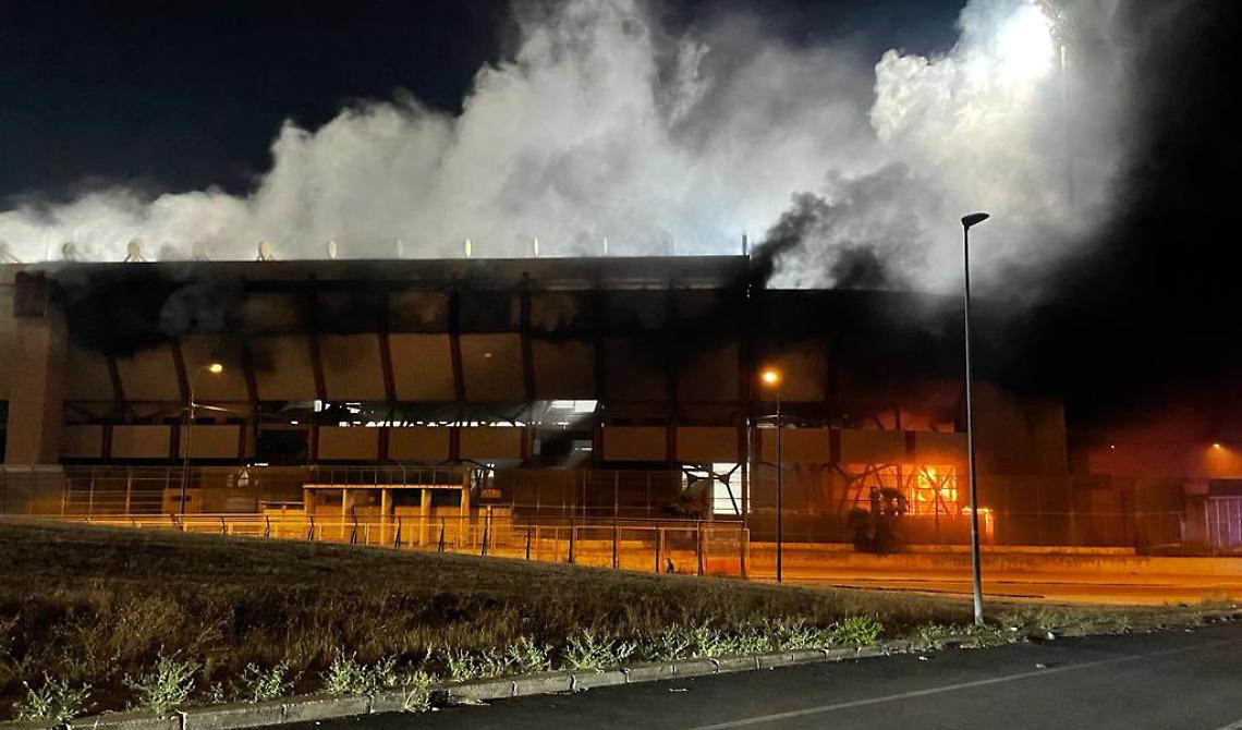 Indagini in corso sull'incendio allo stadio di Taranto dopo la partita col Foggia: tifosi rossoneri nel mirino
