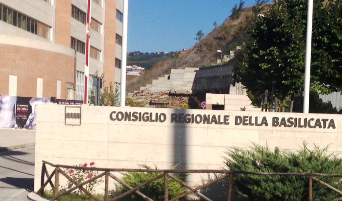 Una targa con il numero antiviolenza 1522: il dono della Fidapa di Potenza al Consiglio regionale della Basilicata
