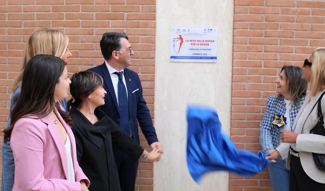 Donne vittime di violenza: la Fidapa dona una targa al Consiglio regionale della Basilicata