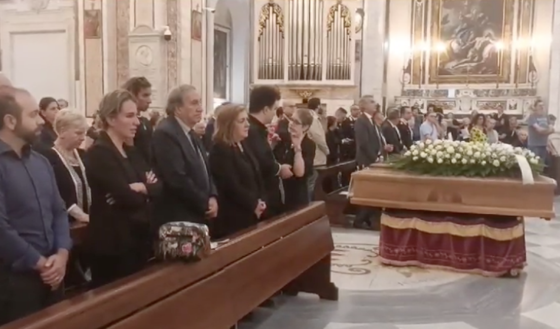 L'arcivescovo di Foggia ai funerali della tabaccaia uccisa: «Città vittima della superficialità, reagisca»