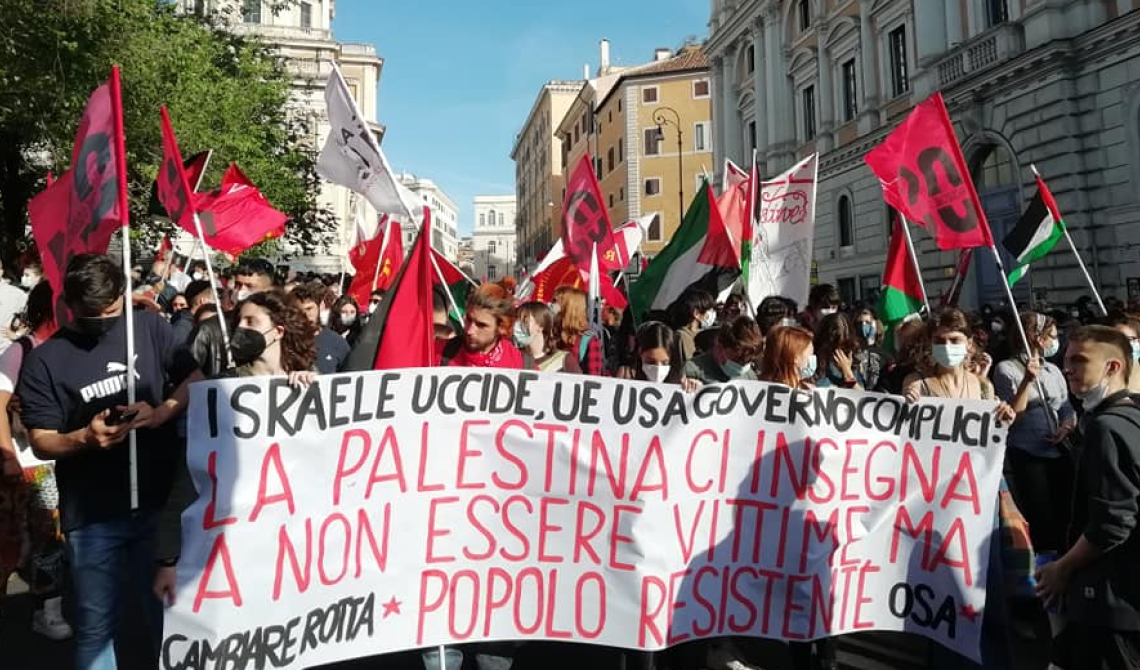 Protesta degli studenti di Bari a favore della Palestina: "E' Israele lo Stato invasore, nessuno fa vedere i 200 bambini che hanno ucciso"