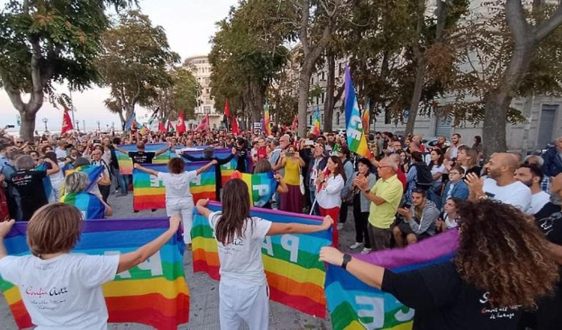 Chiesa e associazioni in piazza a Bari contro il massacro della Palestina: «Basta guerra. Due Stati due popoli, ma alla pari»