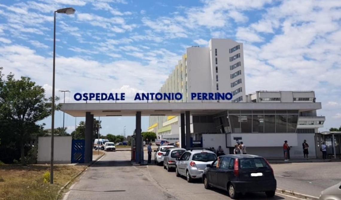Bufera all'ospedale di Brindisi per la caposala che pubblica le foto in cui ricuce, sorridente, un cadavere