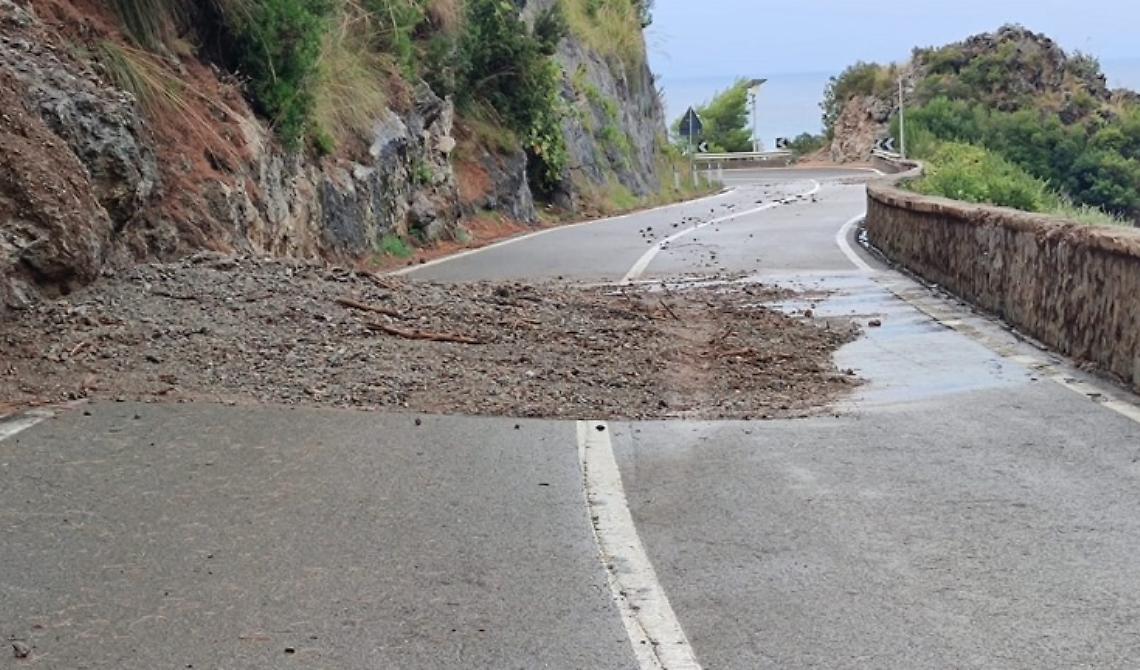 Maratea: ennesimo smottamento sulla Ss 18 in direzione Marina 