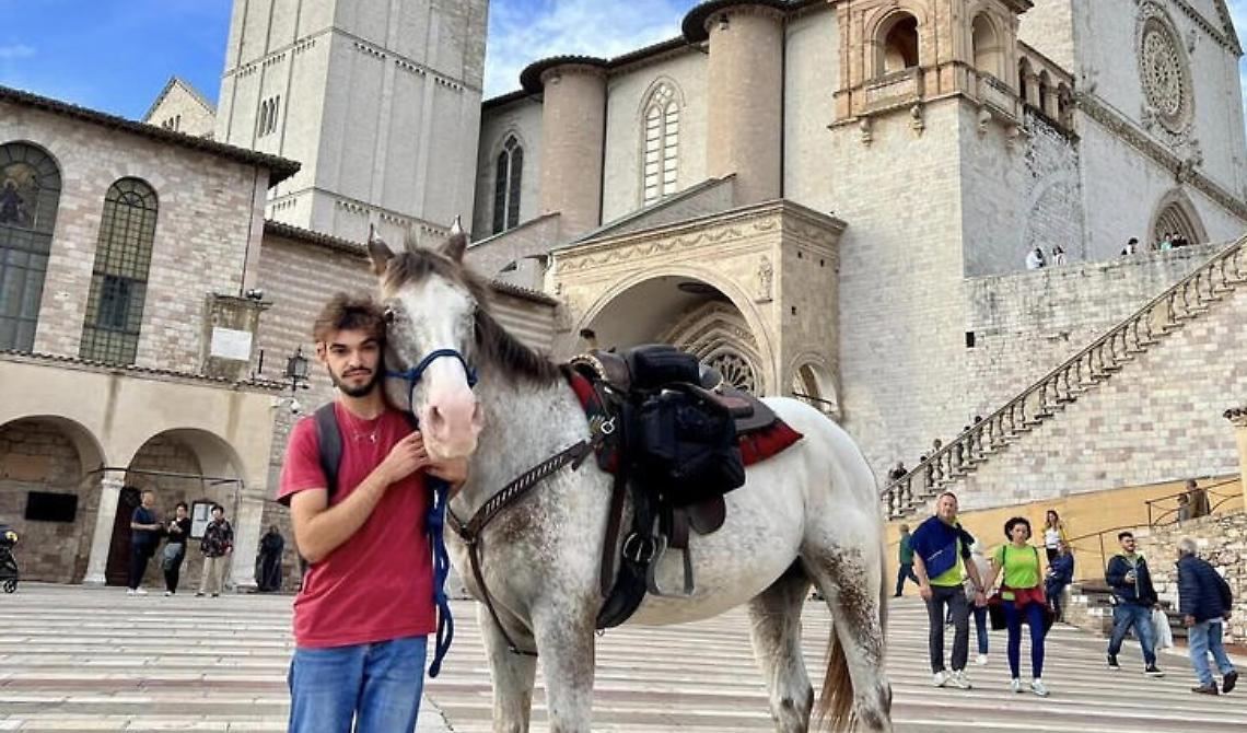 Da Lagonegro ad Assisi a piedi: l'impresa di Cono La Veglia e il suo cavallo cieco