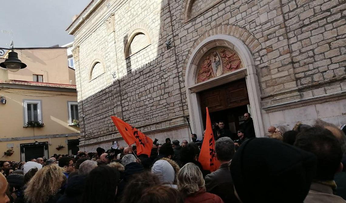 "A nessuno è stato impedito di entrare e di uscire": continua a tenere banco il sit in davanti alla Ss Trinità 