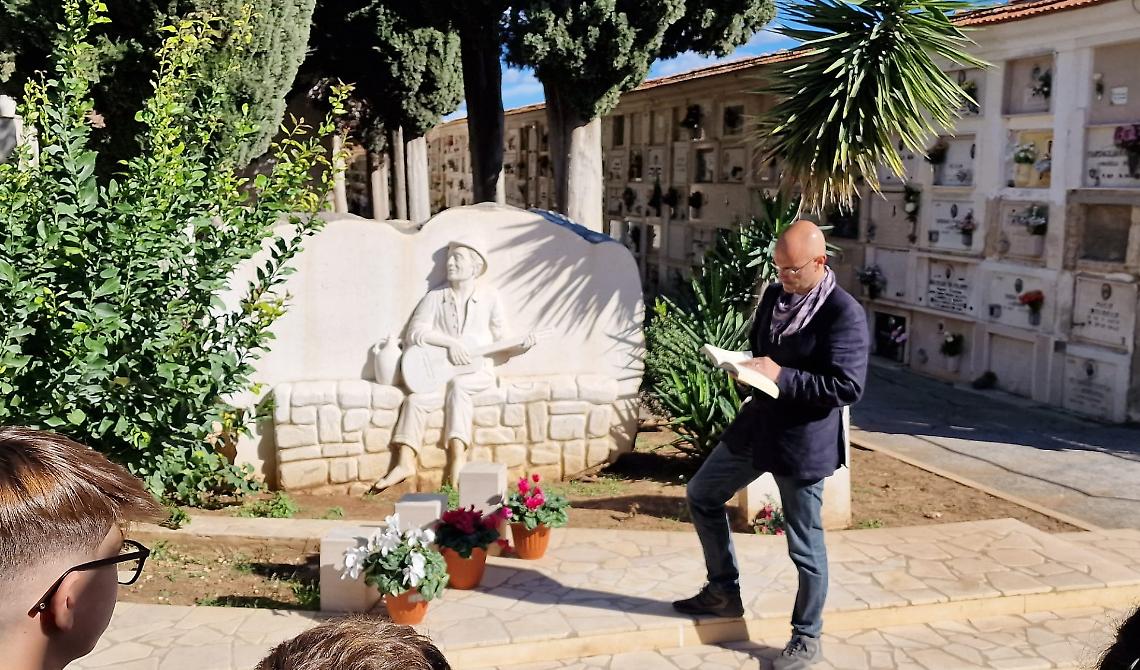 Emozioni rinnovate per la replica della narrazione di Spoon River al cimitero di Apricena