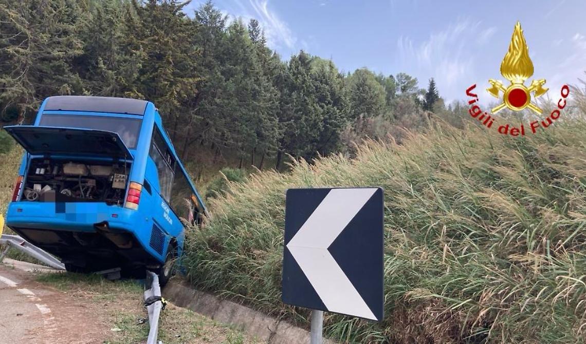 Paura a Montescaglioso Scalo, bus con 50 studenti a bordo finisce fuori strada