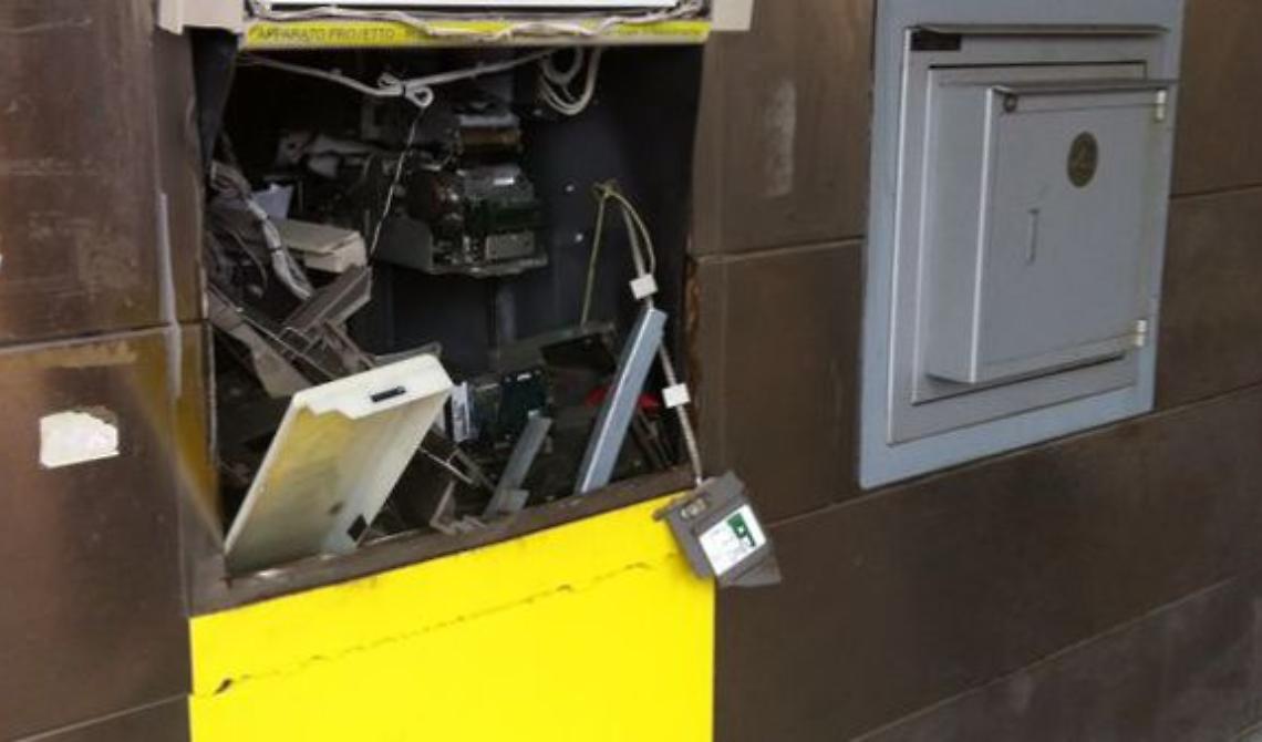 Rubano all'ufficio postale di Stornarella facendo esplodere lo sportello per il prelievo dei soldi