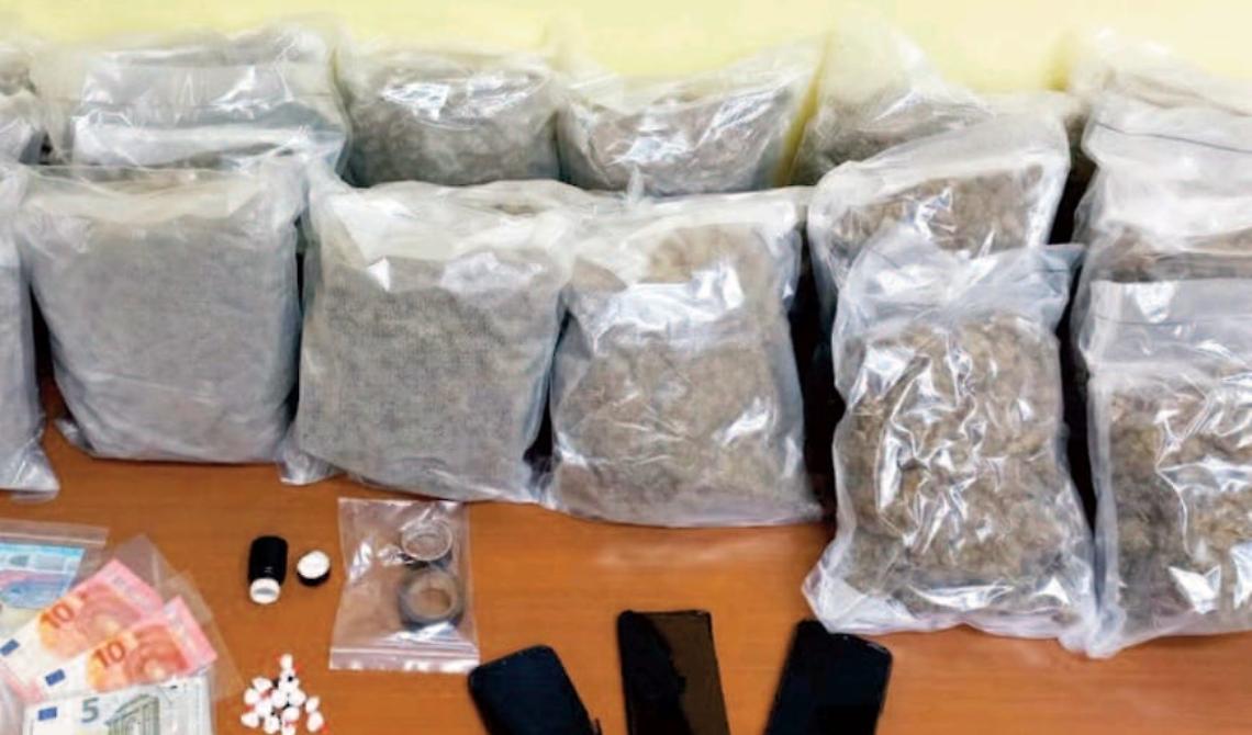 Droga, armi e munizioni in un capannone adibito ad officina: a Melfi tre arresti 