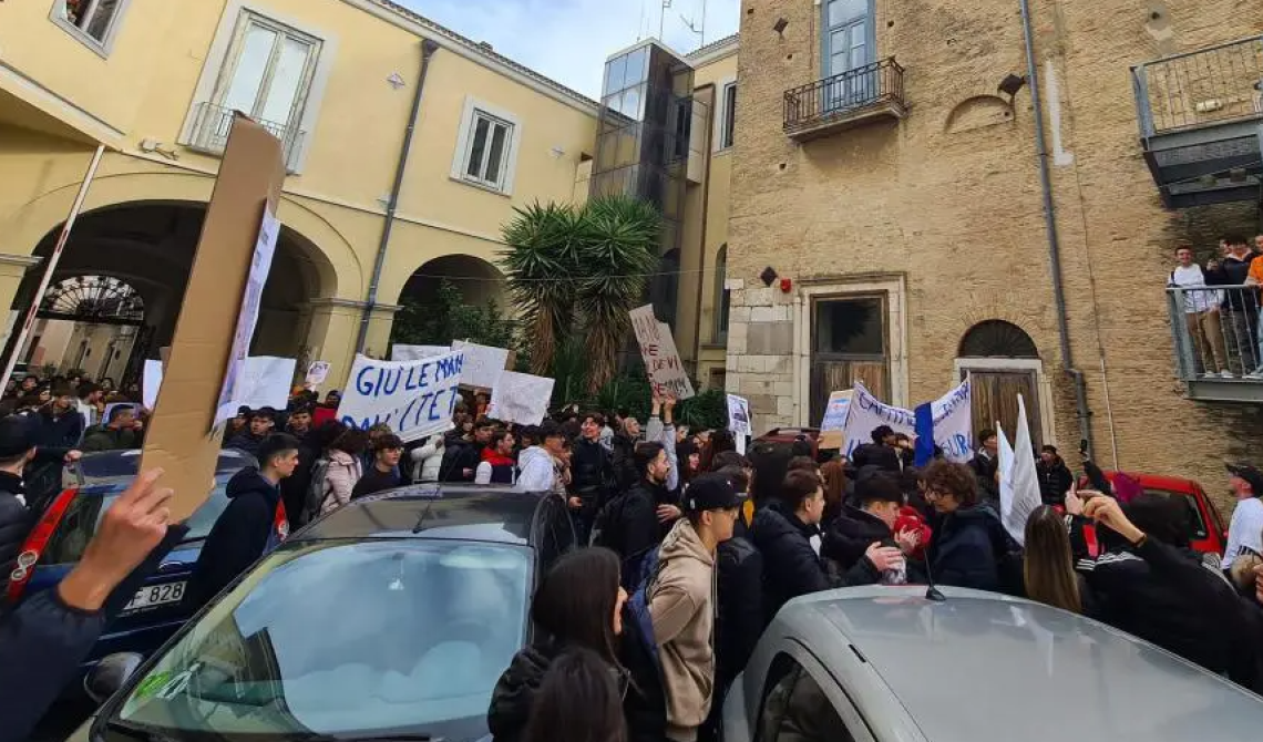 Il "Made in Italy" cancella l'indirizzo socio economico del "Poerio" a Foggia, a Lucera sciopero degli studenti contro i tagli delle scuole