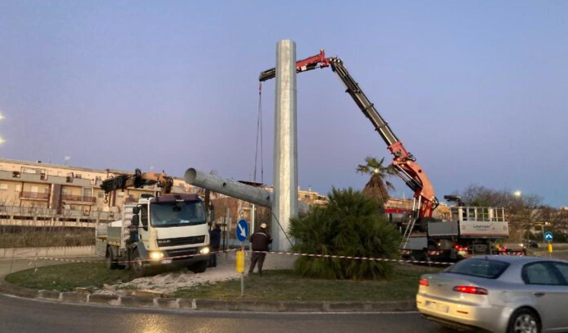 Matera: l'antenna telefonica nella rotonda di via Gravina diventa un caso