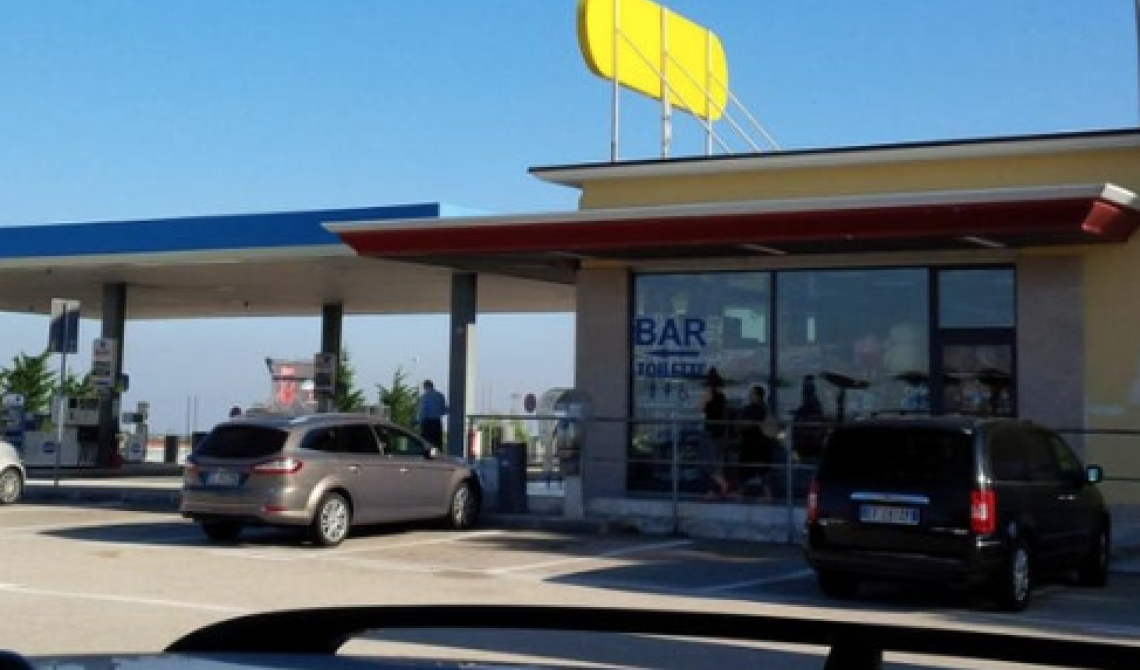 Rapinano autogrill sull'autostrada, vicino Cerignola, e scappano nei campi