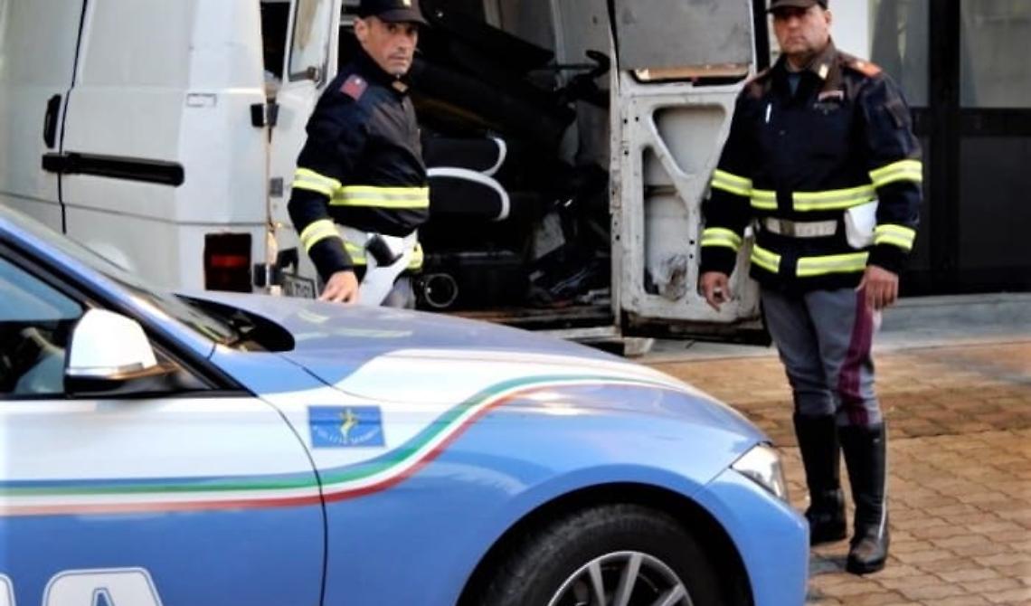 Pezzi di ricambio da auto rubate sul furgone di una ditta di Cerignola fermato dalla Polstrada di Avellino