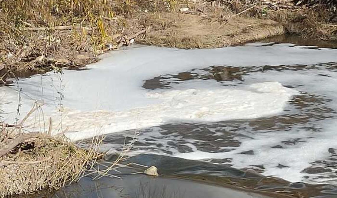 L'Ofanto in crisi: un fiume di schiuma, maleodorante e avvelenato
