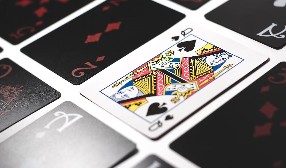 Storia e mito del blackjack dal 31 al 21, dal Sette e Mezzo alla diretta live streaming online