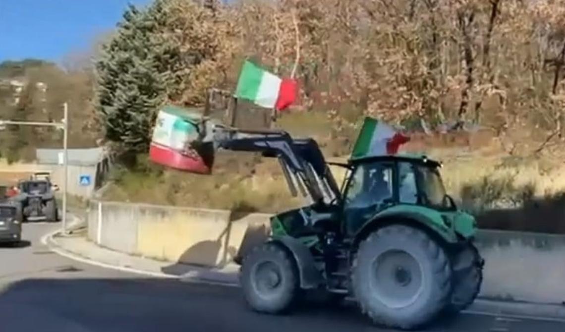 A Via Verrastro la carovana dei trattori lucani che attenzionano pure l'emergenza cinghiali 