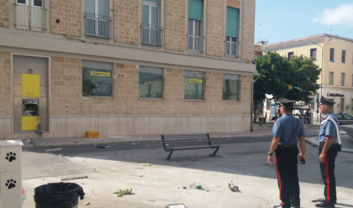 Fallisce il colpo della "marmotta" a Cerignola: delinquenti a mani vuote dopo aver fatto esplodere il bancomat centrale delle Poste 
