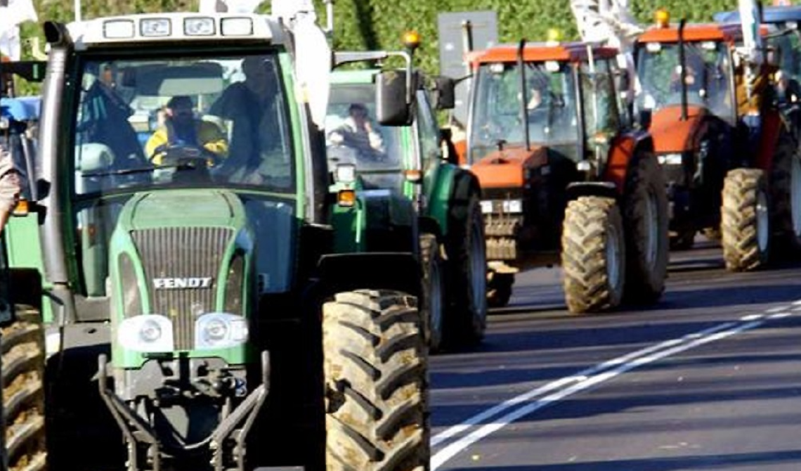 Da Foggia al Molise la protesta di 270 trattori incoraggiata dai cittadini molisani