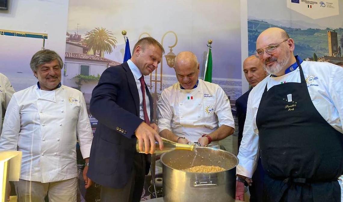 Lollobrigida vuole mettere bocca anche sui ricci della Puglia, la Corte Costituzionale lo ferma dando ragione a Emiliano