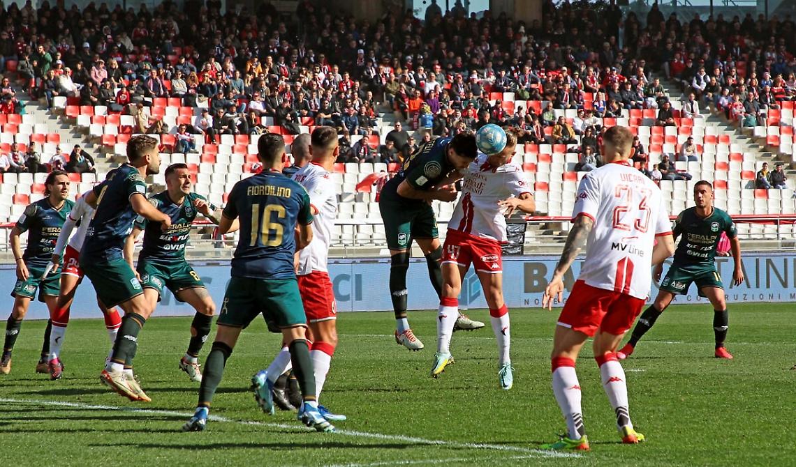 Bari-Feralpisalò 1-0: Un Rigore Cambia la Partita e Riporta il Bari nella Corsa ai Play-Off
