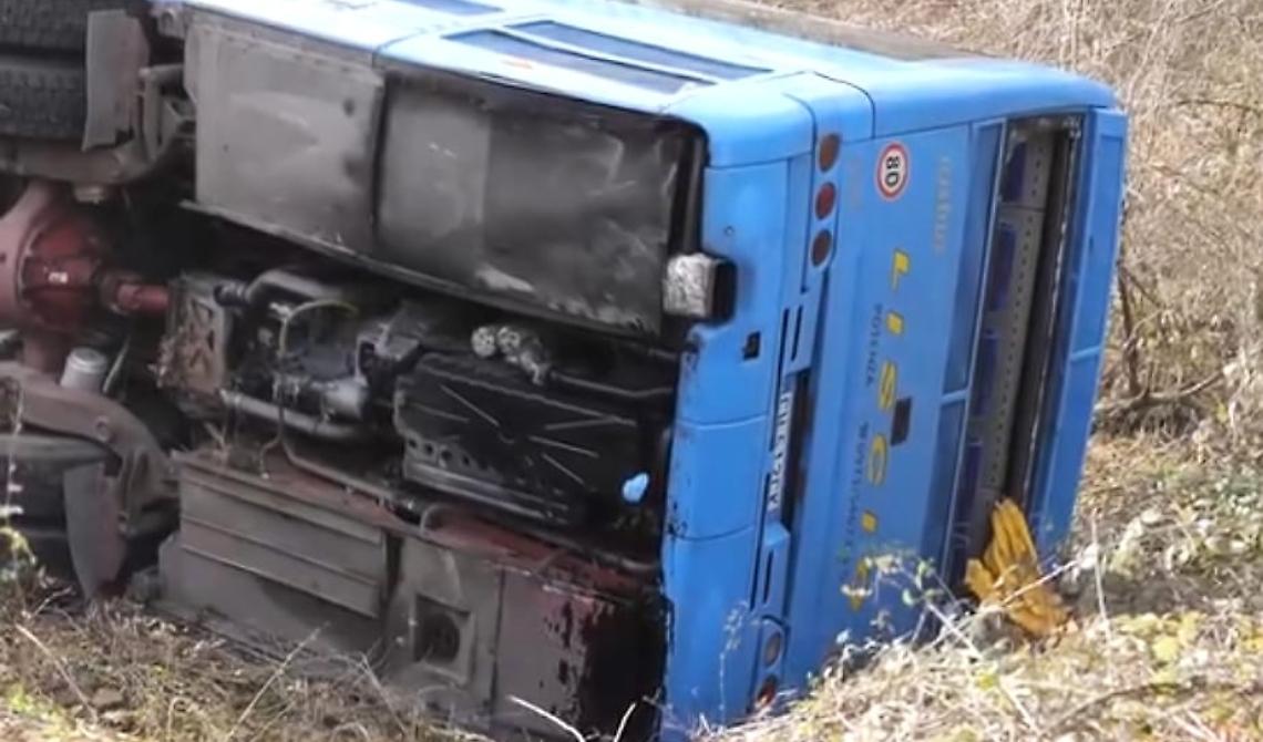 Brutto incidente a Baragiano, autobus ribaltato ed auto distrutta: sul posto 118 ed eliambulanza  