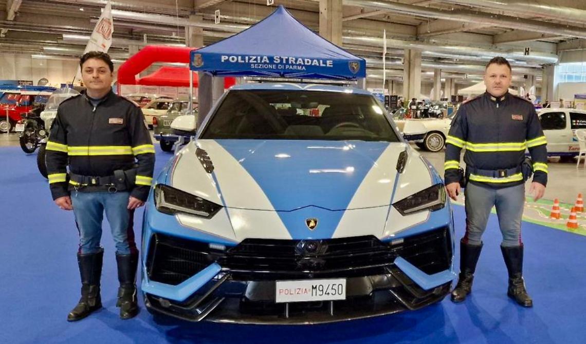 Con Antonio e Michele della Polizia Stradale di Matera un pizzico di Basilicata all'Automotoretrò di Parma