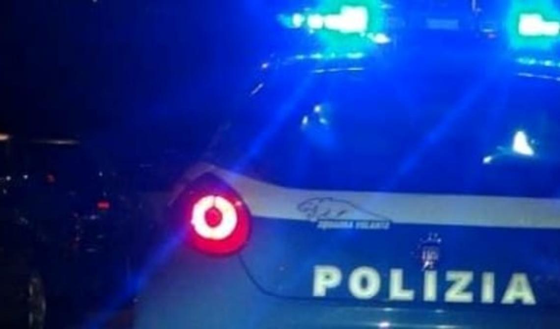Nel tentare la fuga, a Cerignola un furgone sperona un'auto della Polizia e ferisce due agenti