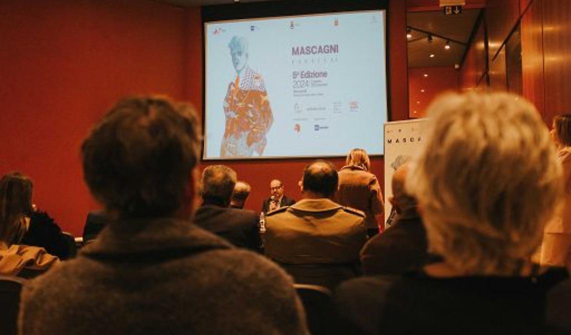 In tutta Italia si celebra con Stefania Sandrelli la "Cavalleria Rusticana", tranne che a Cerignola dove Mascagni la compose
