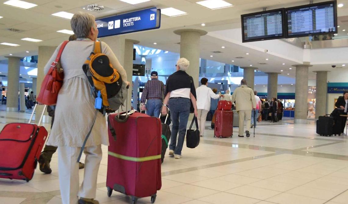 La linea ferroviaria interrotta tra Benevento e Foggia fa volare i biglietti aerei: fino a 350 euro per la Puglia