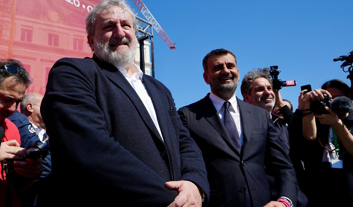 In piazza a Bari contro il commissariamento, Emiliano: «Tutta la Puglia è qui, andremo fino in fondo in questa storia»