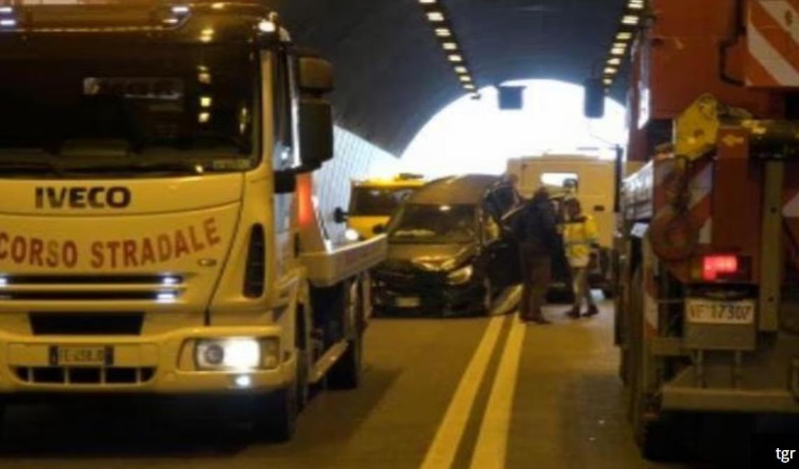 Il Caos nella Galleria 'Lama Bianca': Tir e Auto Coinvolti in Incidente Stradale