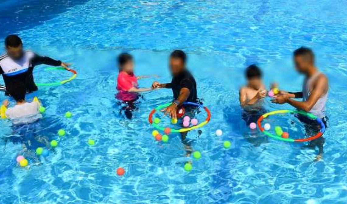 Foggia e Trepuzzi all' "Abbracciata collettiva" in acqua per i bambini autistici 