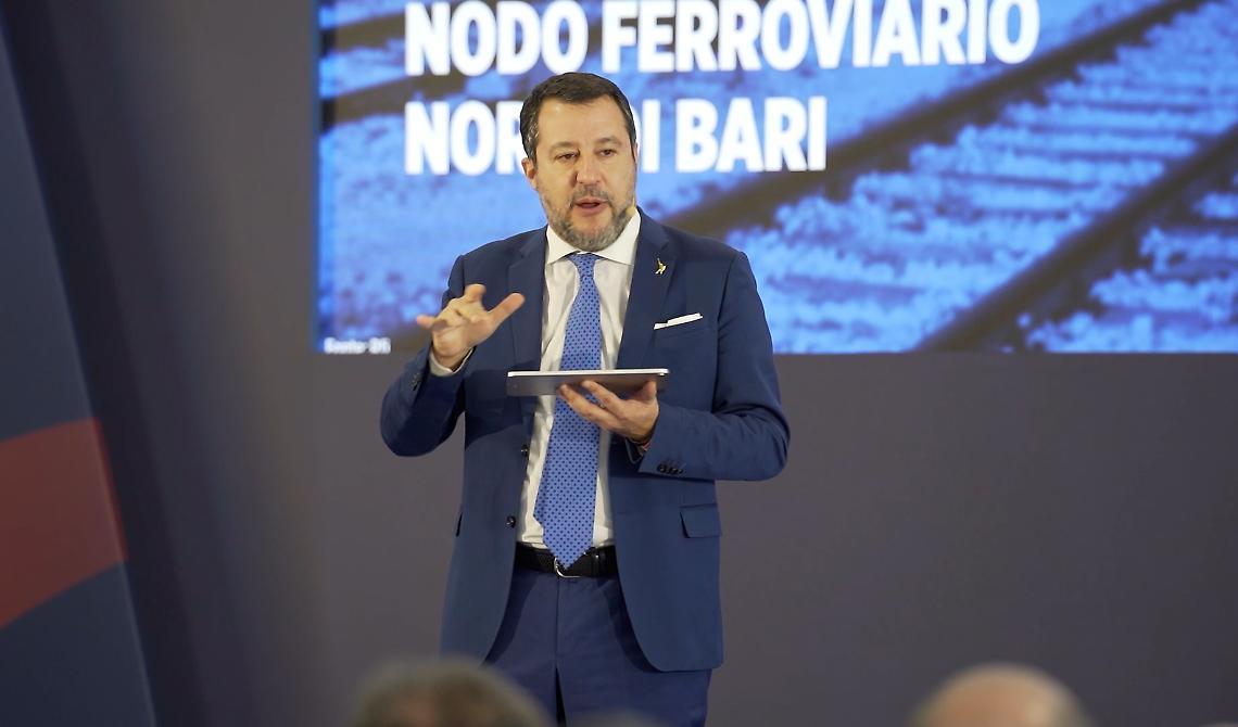 Salvini a Bari col nome in tasca del candidato sindaco della Lega: «La parabola del Pd di Emiliano e Decaro sta finendo»