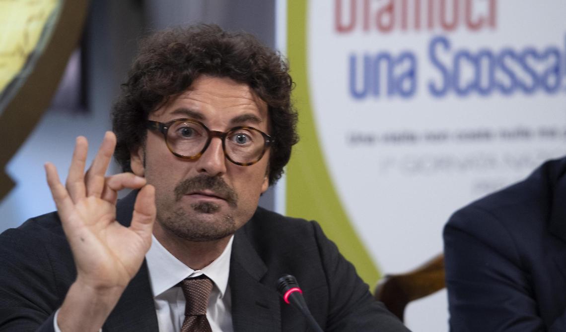 Caos dem in Puglia, Toninelli a Radio Cusano: "Il Pd va smantellato"