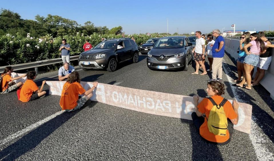 Giovani di "Ultima Generazione" bloccano la Statale 16 in Puglia contro il Governo che non fa nulla per le speculazioni climatiche