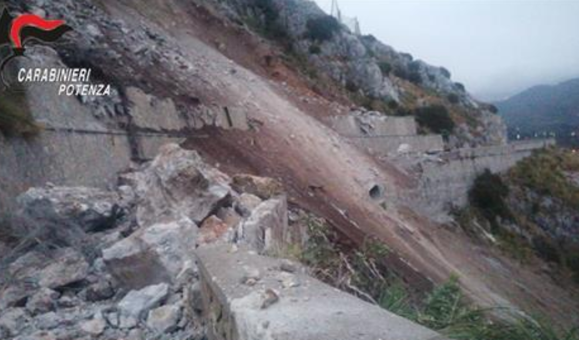 Frana a Maratea in località Castrocucco: massi occupano la Statale 18